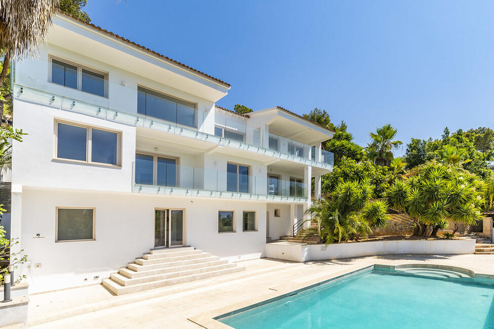 Impressive villa with partial sea view and pool in Son Vida
