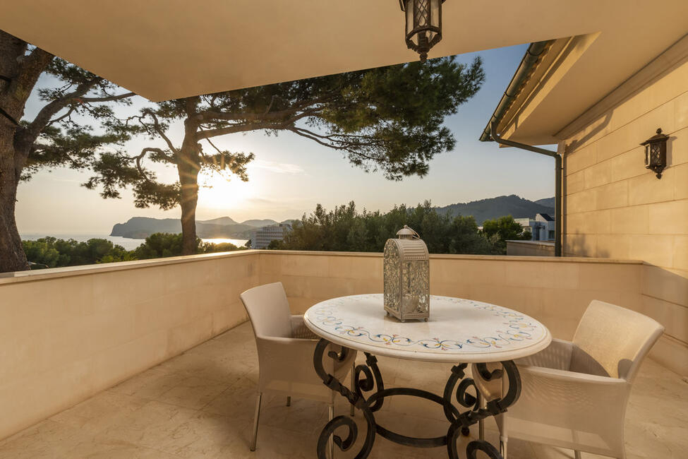 Luxuriöse Villa mit Pool, Meer- und Bergblick, in Strandnähe in Paguera