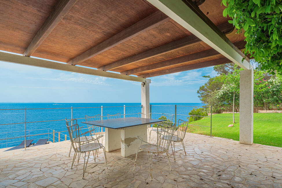 Sonnige Villa in erster Meereslinie mit viel Potenzial in Cala Pi