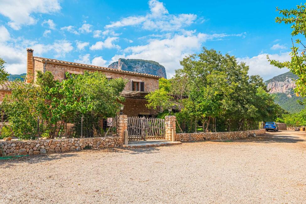 Renovierungsbedürftige Finca mit 9.6 ha Land in ruhiger Lage bei Alaro