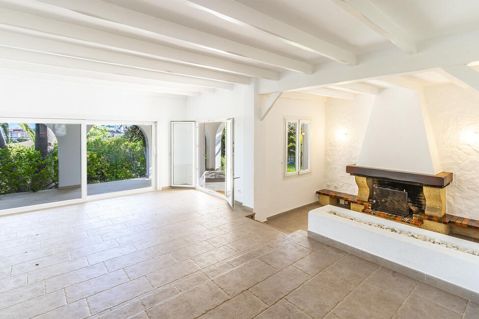 Mediterrane, renovierungsbedürftige Villa mit Pool, in Strandnähe in Palmanova