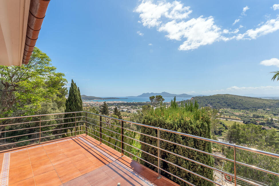 Villa mit Ferienlizenz und spektakulärem Meerblick bei Pollensa