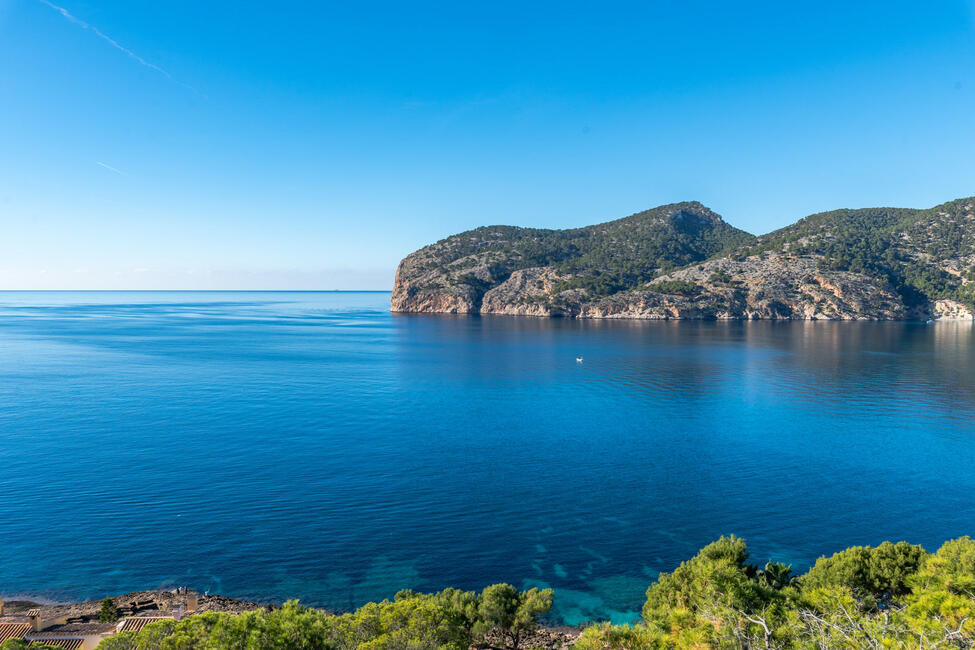 Luxury villa in 1st sea line with rental license in Camp de Mar