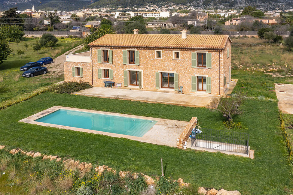 Soleada finca de nueva construcción con maravillosas vistas a la montaña y piscina en Alaró