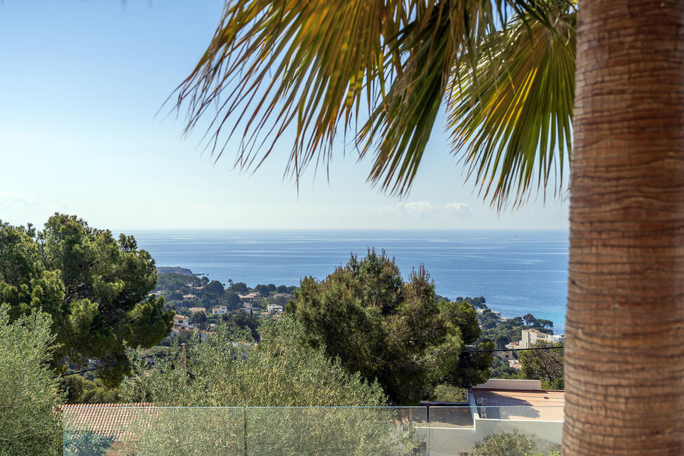 Moderna villa de nueva construcción con piscina e impresionantes vistas al mar en Portals Nous