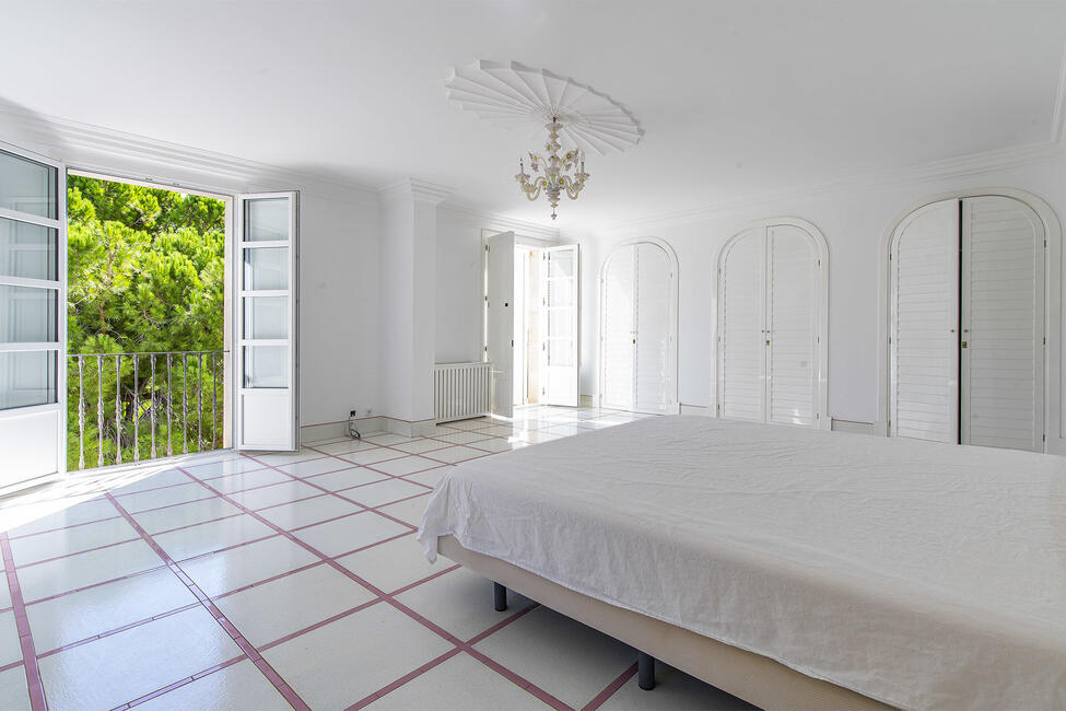 Casa señorial reformada con vistas al mar y piscina a los pies del Castillo de Bellver en Palma