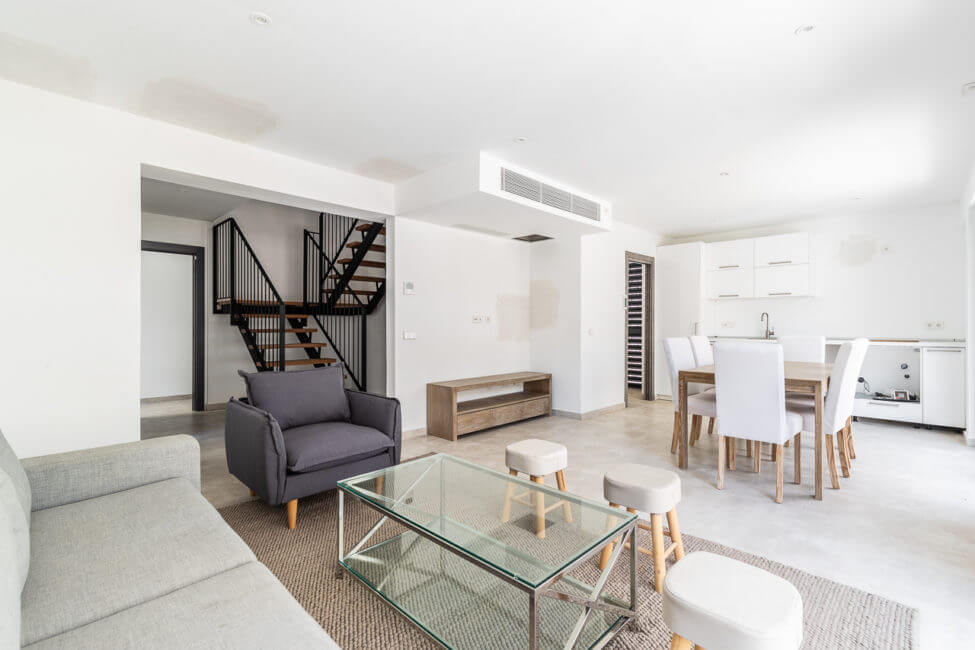 Neubau-Gebäude mit 4 Apartments und 4 Geschäftsräumen in Arenal