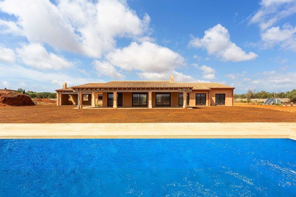 Rustic finca with pool not far from the beach in Santanyi