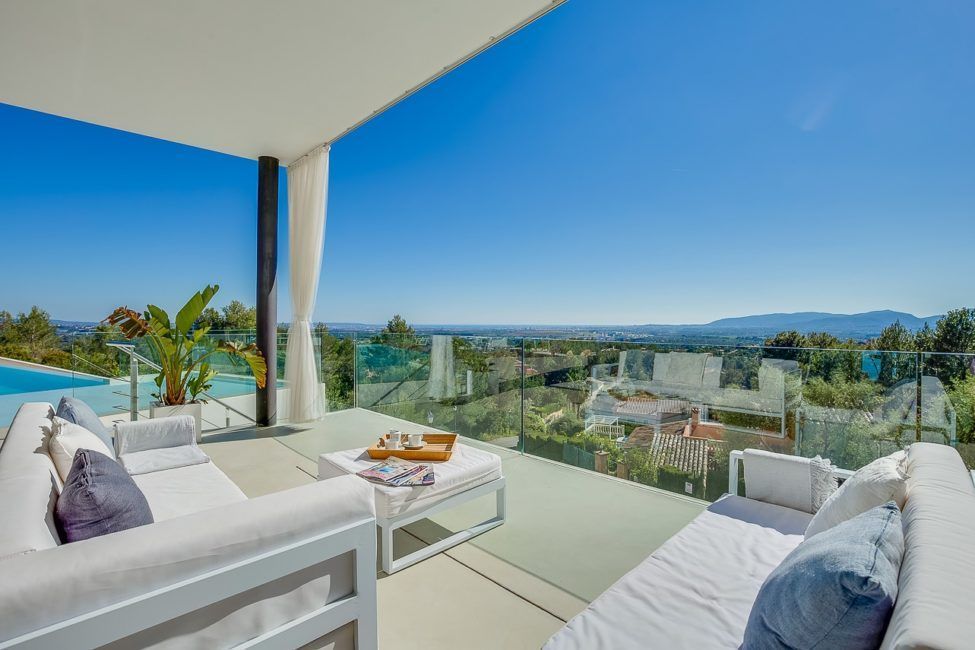 Moderne Villa mit Blick auf die Bucht von Palma in Bunyola
