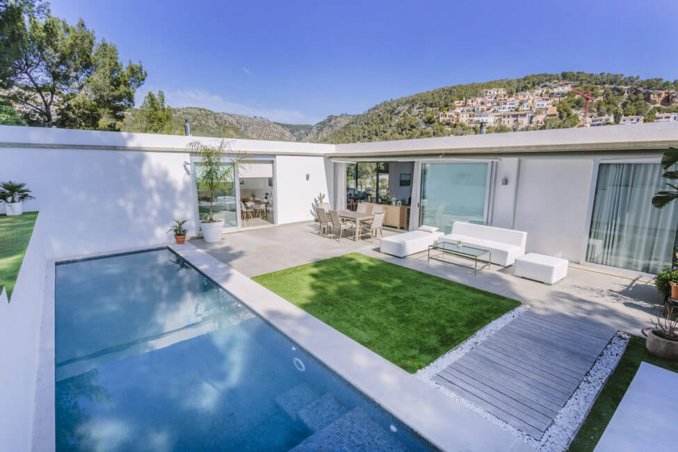 Moderne Villa mit Bergblick und Pool in Costa den Blanes