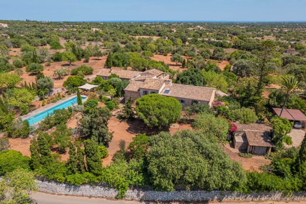 Unique finca with rustic elements and large pool in Santanyí