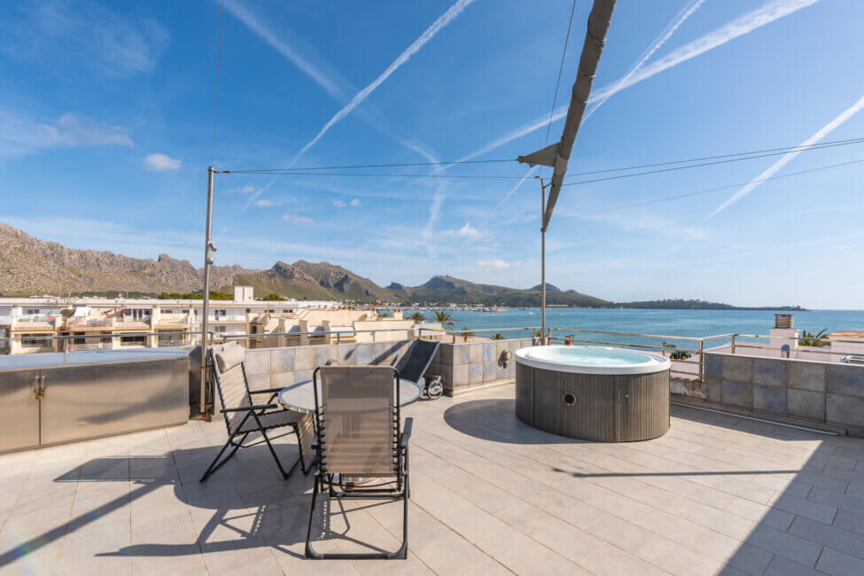 1st sea line duplex penthouse with vacation license in Puerto Pollensa