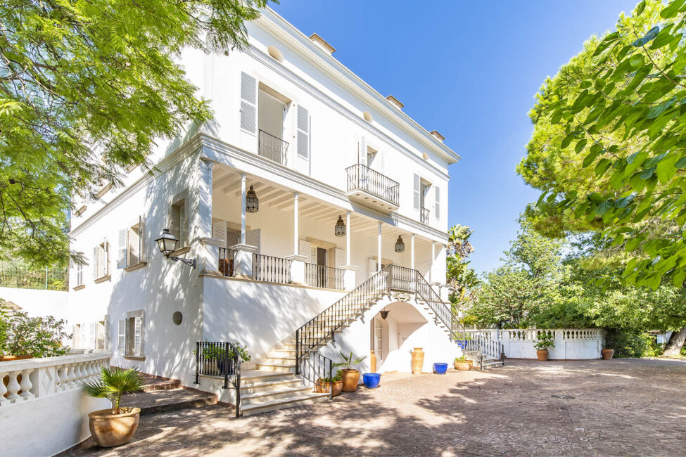 Renovated manor house with sea views and pool at the foot of Bellver Castle in Palma