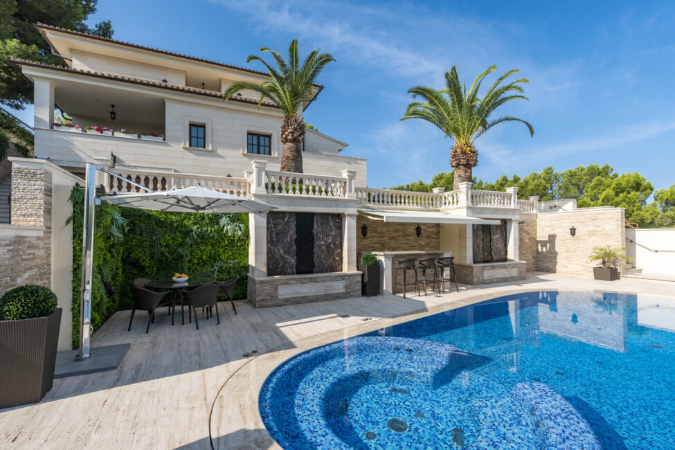 Luxuriöse Villa mit Pool, Meer- und Bergblick, in Strandnähe in Paguera