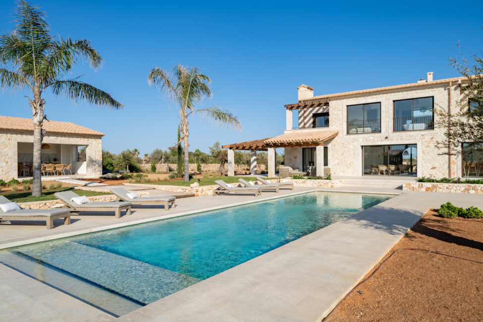 Moderne Neubau-Finca mit Pool in Strandnähe in Cala Llombards