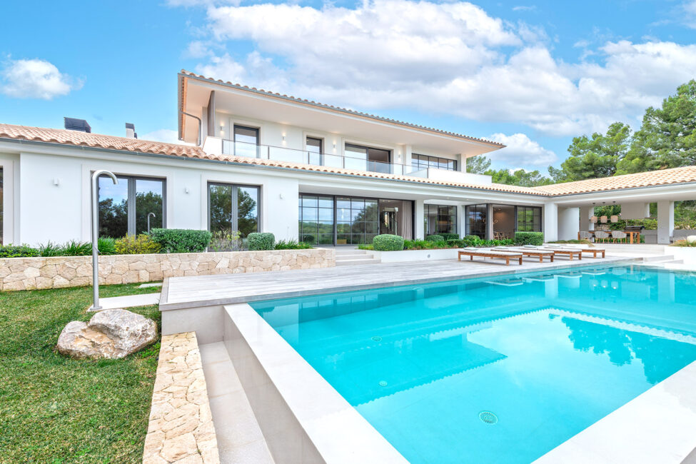 Mediterrane Villa mit Pool und Blick auf das Bellver Schloss in Bonanova