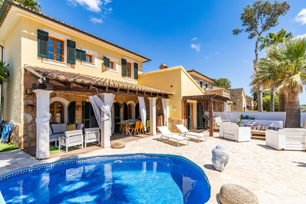 Lujosa villa reformada con piscina privada en un bonito complejo residencial en Nova Santa Ponsa