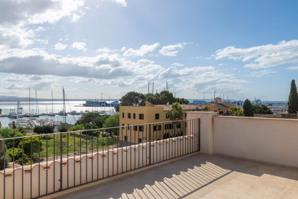 Adosado de nueva construcción con piscina, garaje y fantásticas vistas al mar en Palma