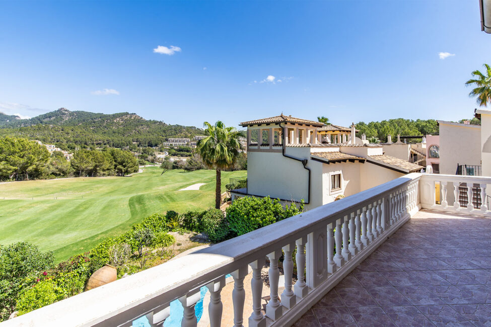 Adosado mediterráneo con piscina privada en el campo de golf de Camp de Mar